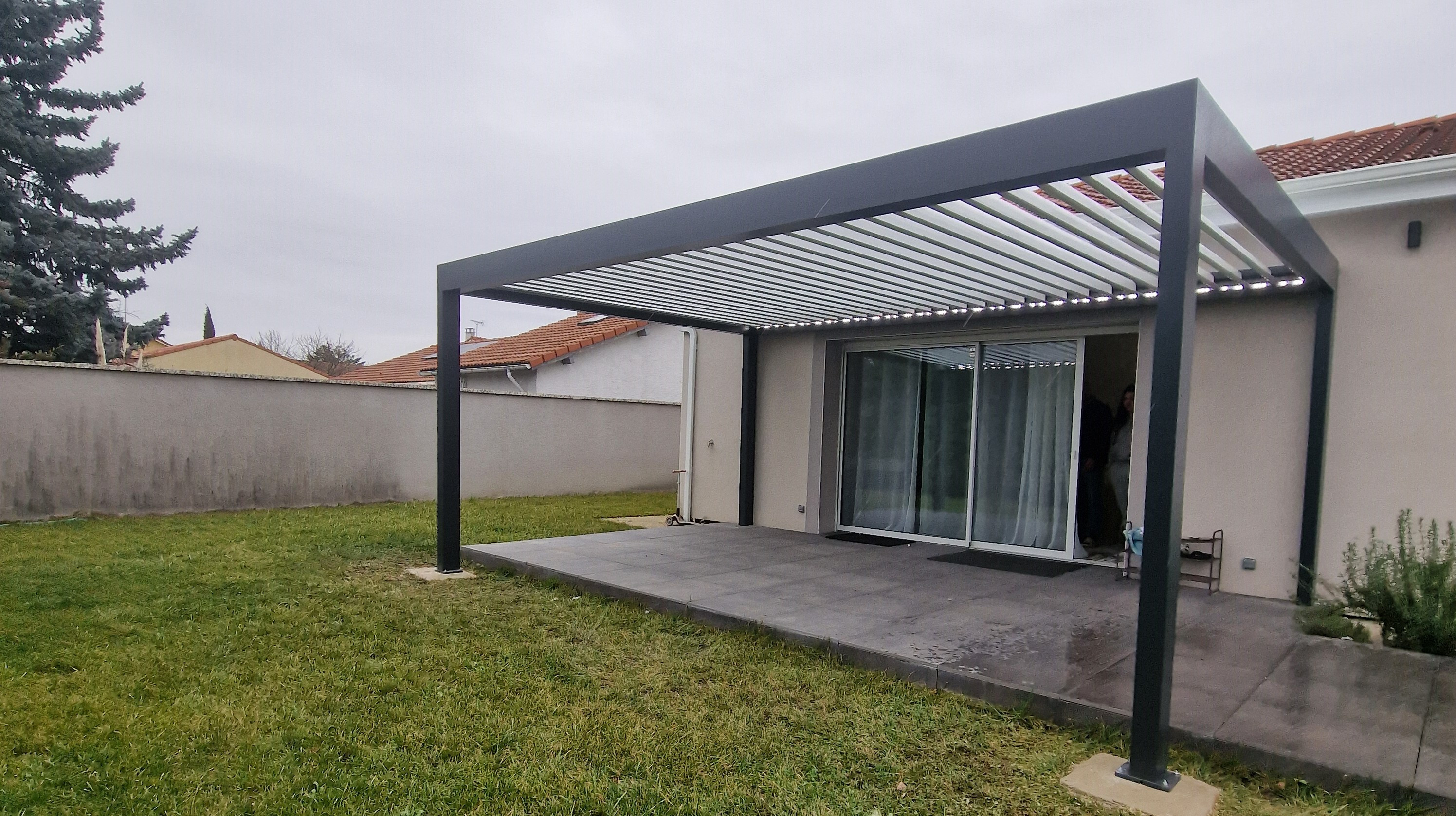 PERGOLA BIOCLIMATIQUE MOTORISEE AVEC ECLAIRAGE LED à Genas.