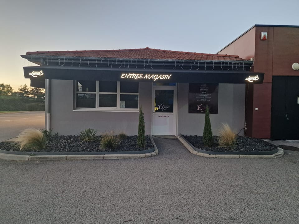 LAMBREQUIN LUMINEUX SUR STORE BANNE DE LA CHARCUTERIE DE LAVOUX à MONISTROL-SUR-LOIRE