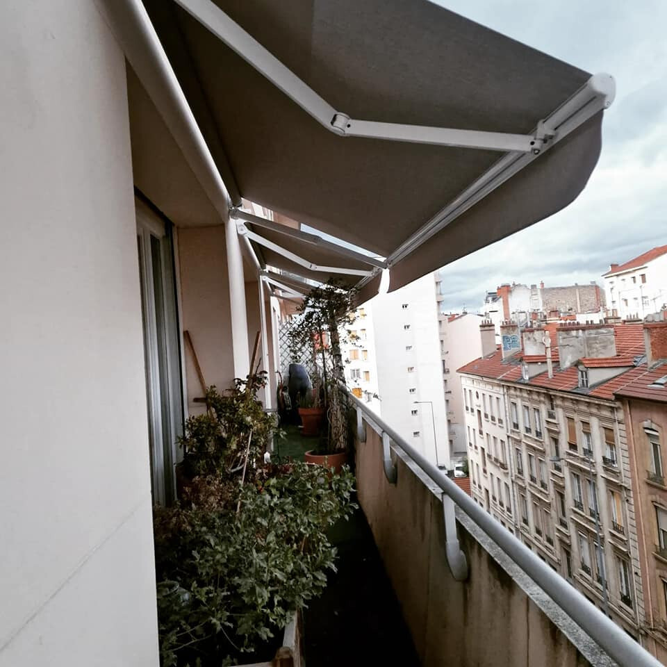 POSE DE 4 STORES EXTERIEURS MOTORISES SUR UN BALCON au Puy-en-Velay (43)