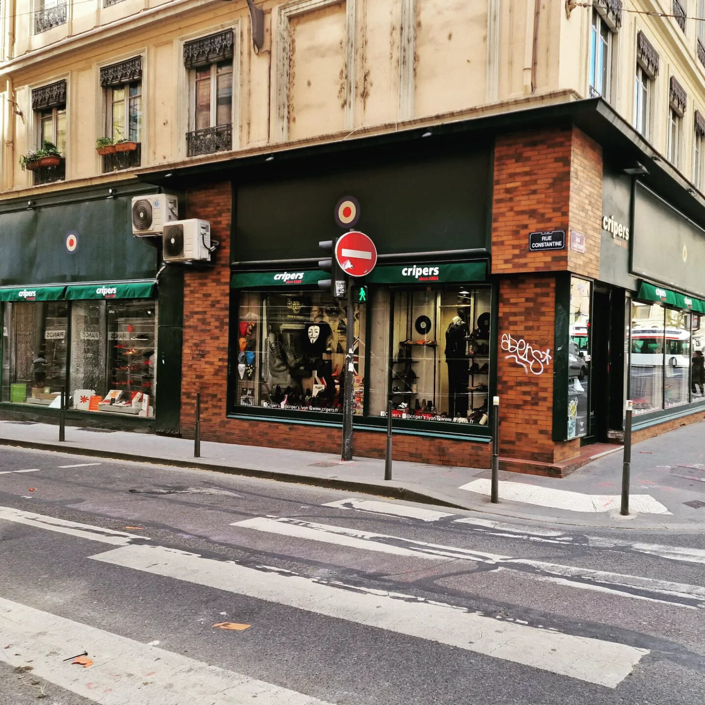 POSE DE LAMBREQUINS PUBLICITAIRES SUR LES VITRINES DE CRIPERS à LYON